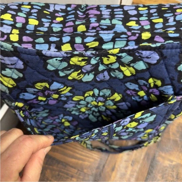 Vera Bradley Crossbody MAILBAG ~ Indigo Pop ~ Pockets ~ Top Flap ~ Ex. Cond. - Picture 3 of 8